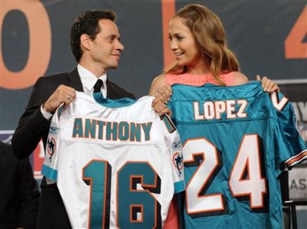 [3206623783-singer-marc-anthony-wife-actress-jennifer-lopez-hold-miami-dolphins.jpg]