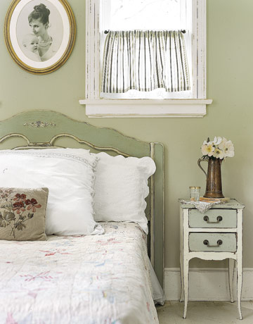 old fashioned bedroom