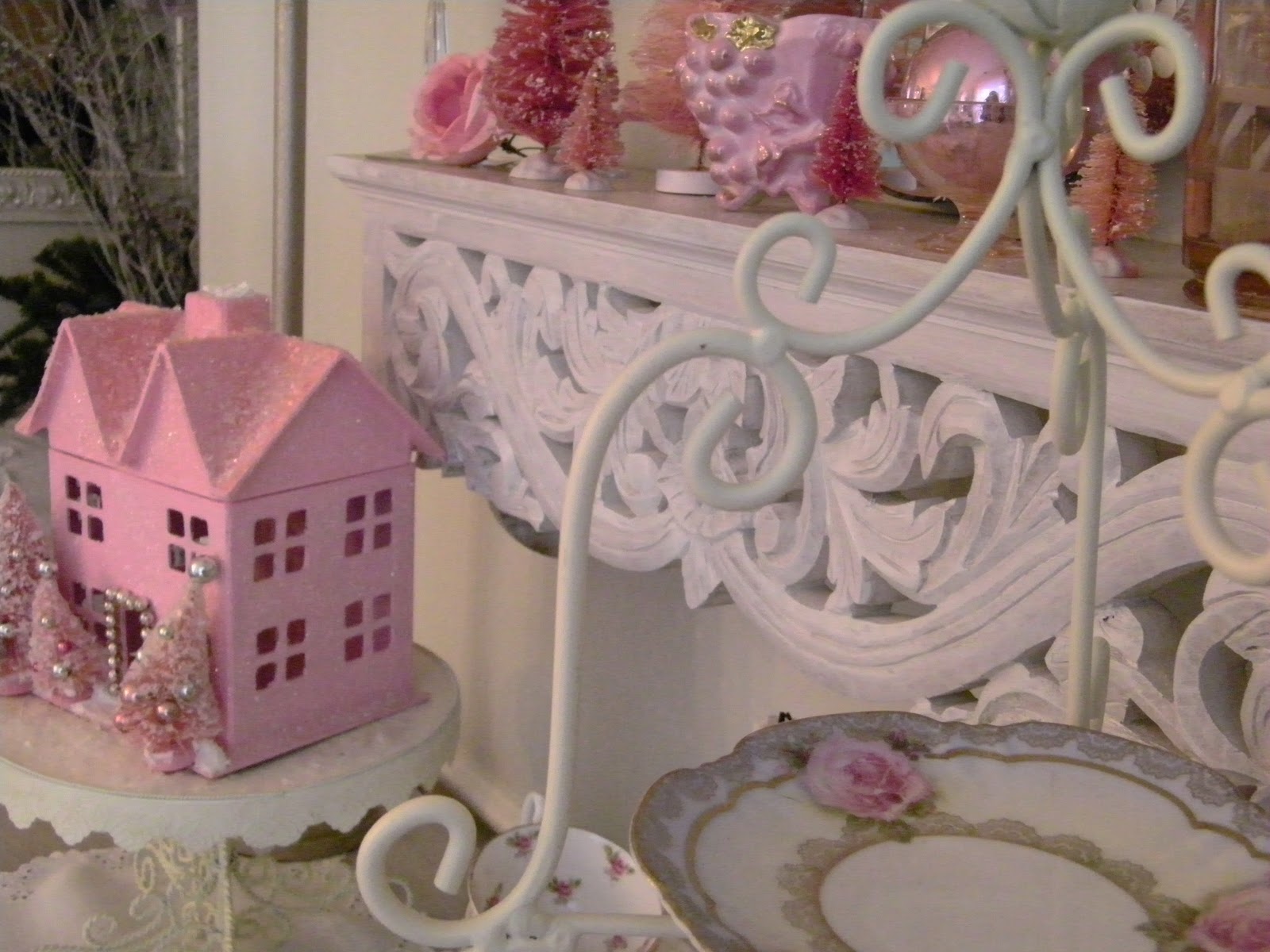 Maison Decor: I'm Dreaming of a Pink Christmas