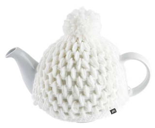 On se verse une bonne tasse de thé fumant avec notre théière emmitouflée pour l'hiver de Present Time theiere bonnet blanc present time deco design