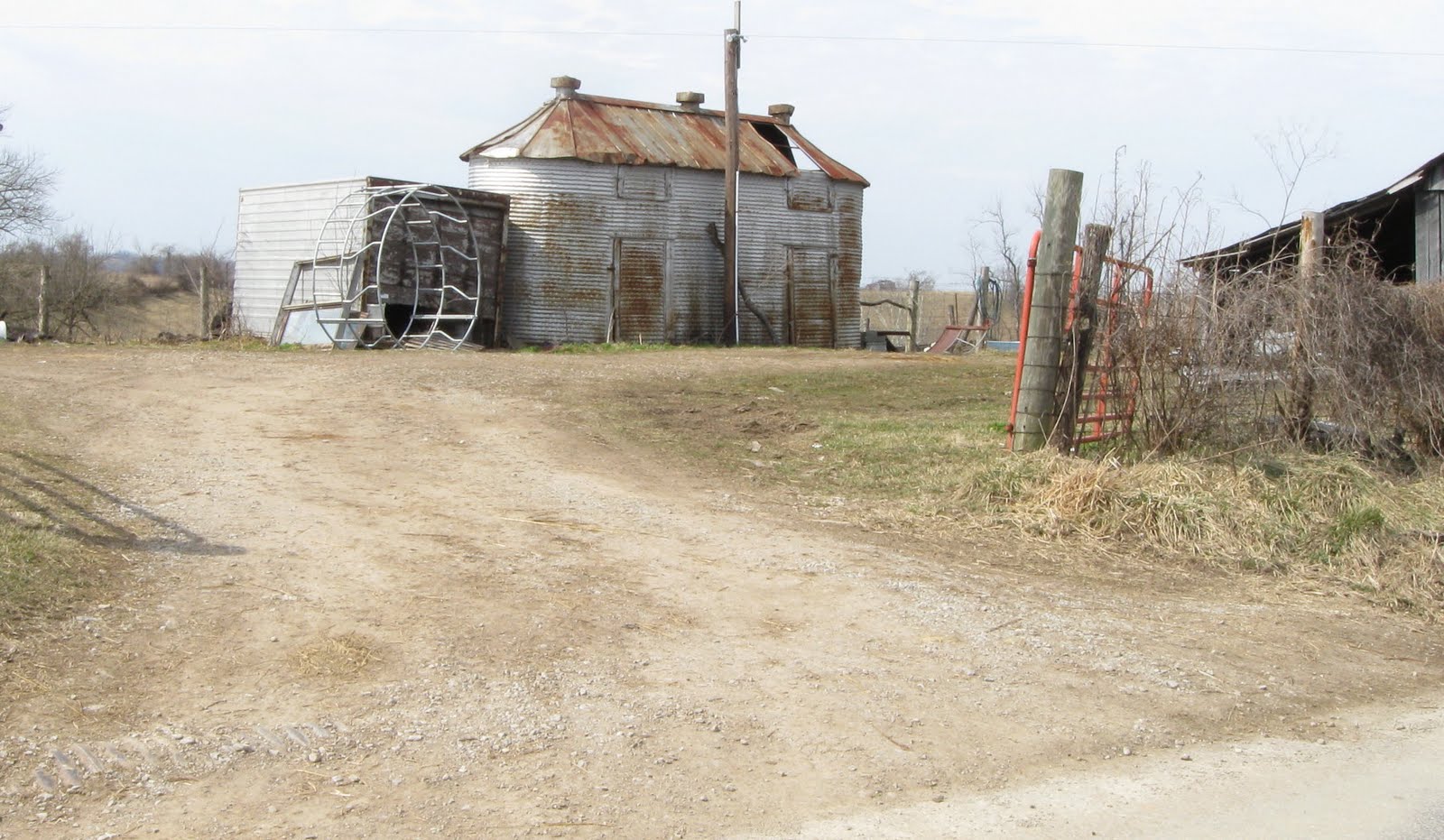 FOLKWAYS NOTEBOOK WHAT IS THIS OLD KENTUCKY FARM OUTBUILDING CALLED?