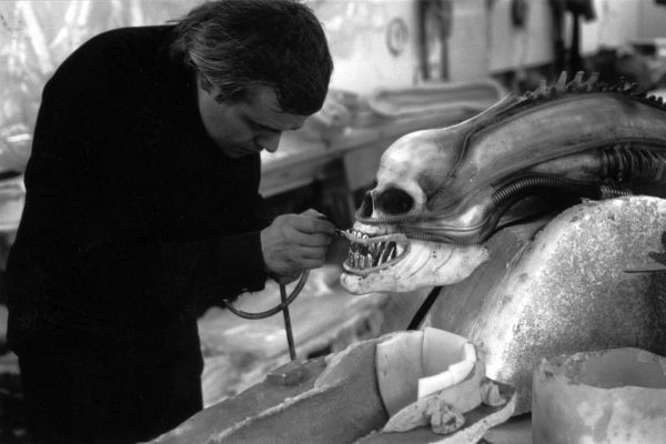 13_ALIEN_HR_Giger_am_Kopf_des_Alien.jpg
