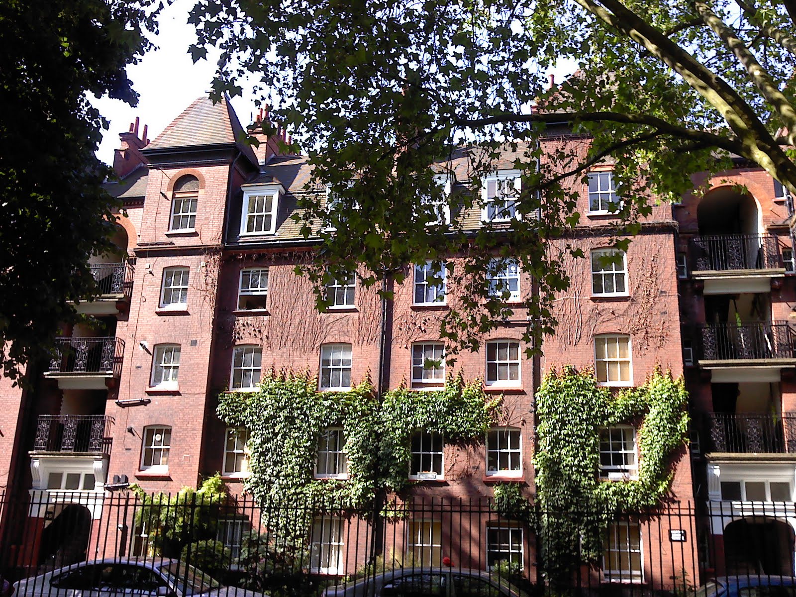 VICTORIAN LONDON Stepney Green Estates and other buildings.