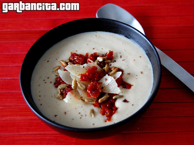 Crema de setas con tomates secos y parmesano