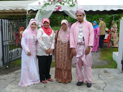 Bergambar bersama YB Dato Hamidah di rumah Pengantin