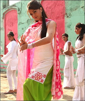 Aishwarya Rai dancing at action replay set