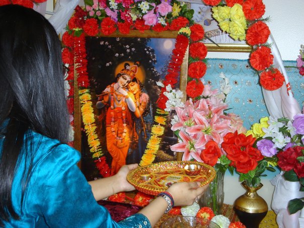 [swami-nikhilanand-radha-krishn.jpg]