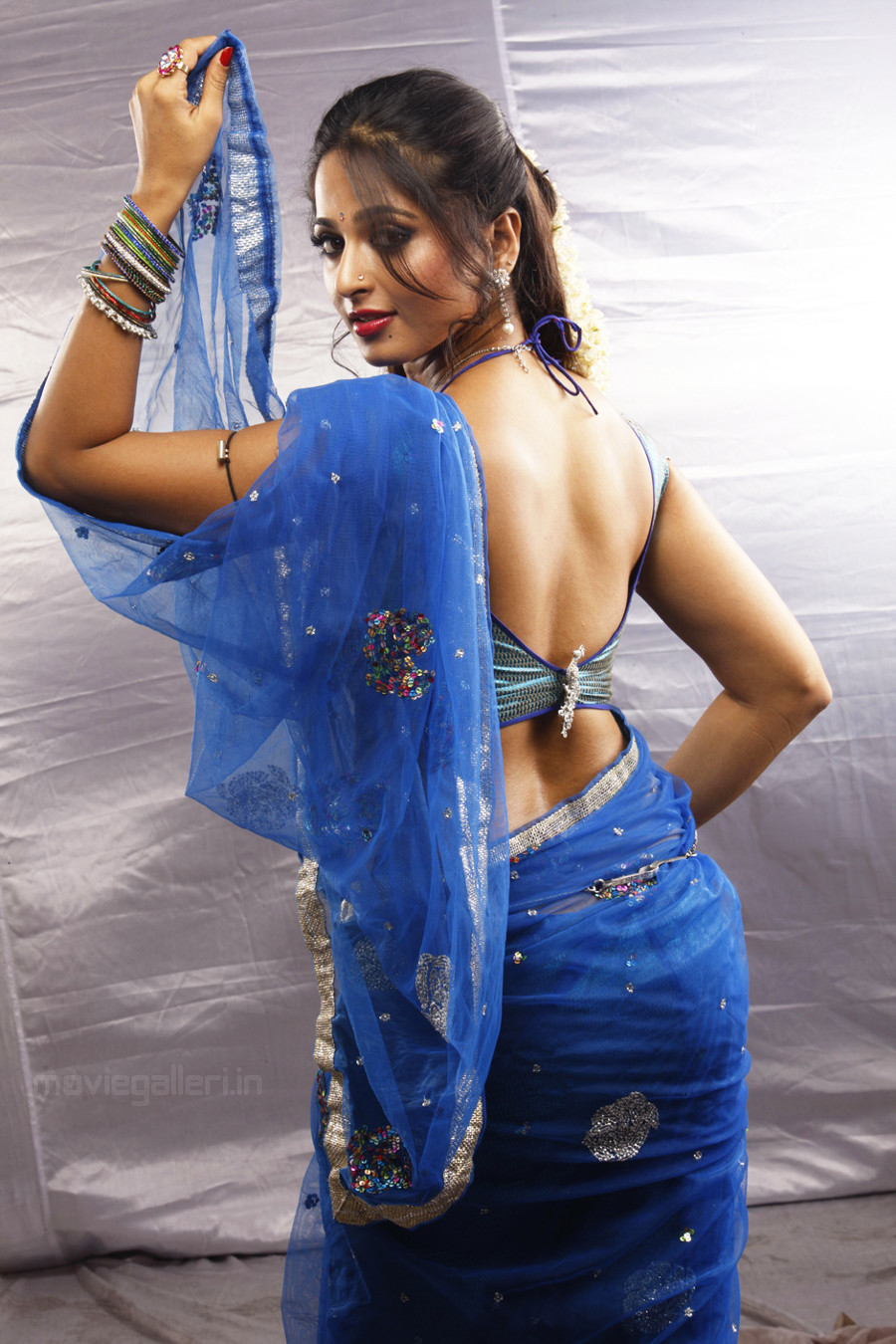 Anushka Hot Vaanam Movie Stills