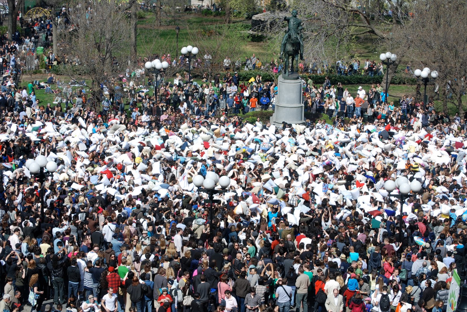 Nyc Nyc 2010 New York Pillow Fight Day In Union Square