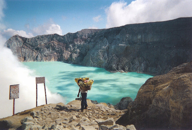 http://3.bp.blogspot.com/_D5TxtsY69D0/THQAhfpfA-I/AAAAAAAAFww/k0FitLLhKJc/s1600/kawah-ijen011.jpg