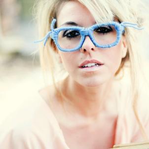 [blueglasses_model3.jpg]