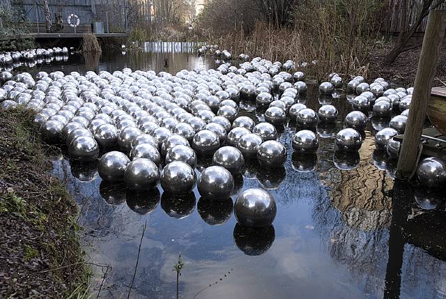 [artwork_images_759_421729_yayoi-kusama2.jpg]