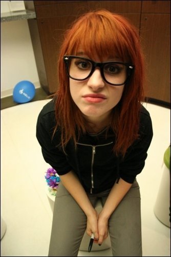 [Image: hayley-williams-paramore-2245037-334-500.jpg]