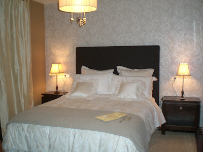 COSAS DE XELA: COLOCACIÓN DE MUEBLES, ALFOMBRA, LÁMPARA...