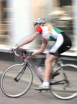 [ciclista-de-la-mujer-que-compite-con-más-allá-thumb6573830.jpg]