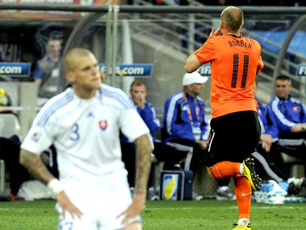 Jogador da Holanda comemora gol
