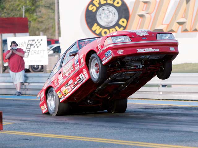 Qual seu sonho profissional? - Página 2 Mmfp_0607_01z+ford_mustang_drag_race+fox_body_wheel_hop