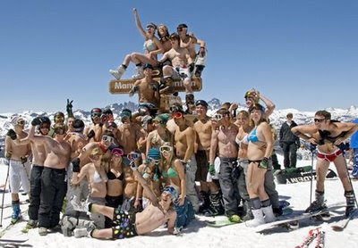 snowboarden in bikini en zwembroek