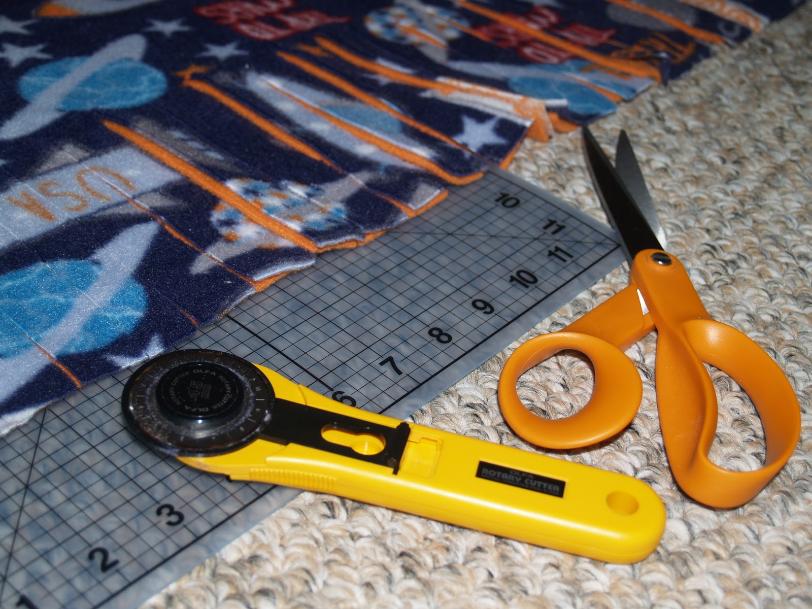 THE MUDDY PRINCESS No Sew Fleece Blankets Tutorial