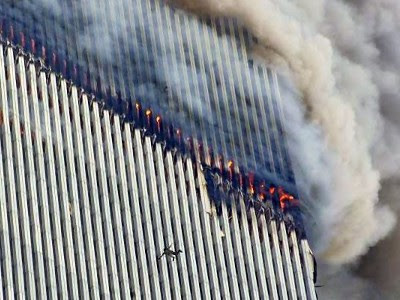 World Trade Center i brand, et menneske springer ud World Trade Center i brand, et menneske springer ud