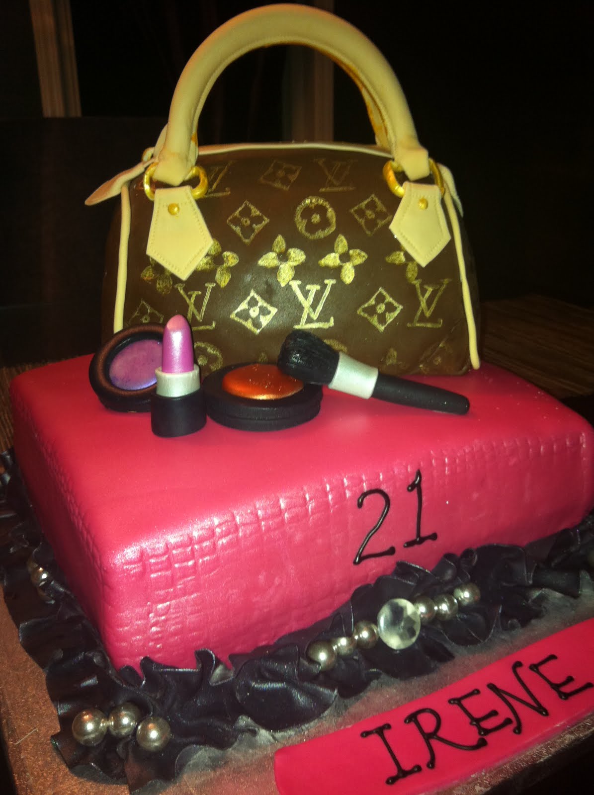 Louis Vuitton 21st Birthday  Diva birthday cakes, Louis vuitton cake,  Beautiful birthday cakes