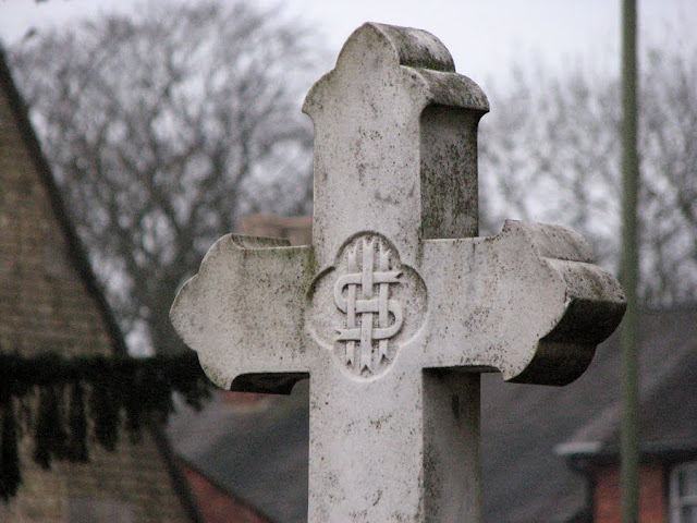 Cross in the churchyard, Banbury, England