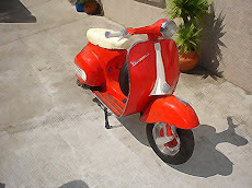 El hombre de la vespa roja