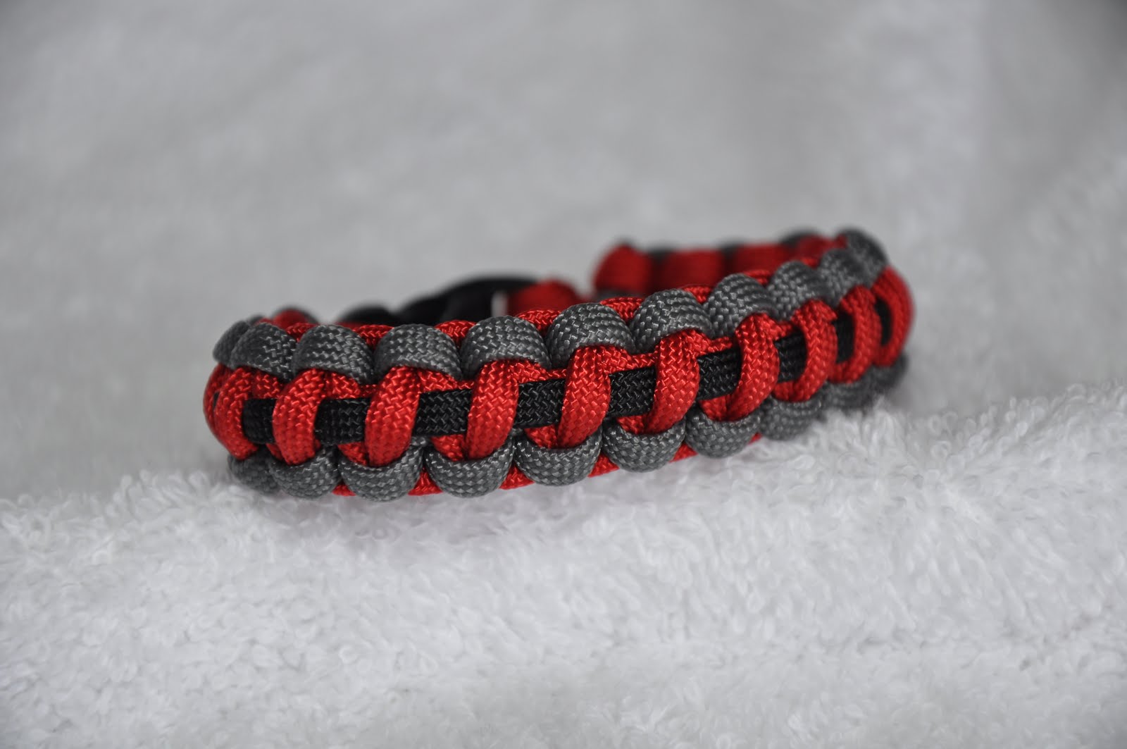 Paracord Designs: Survival Bracelets Color Ideas