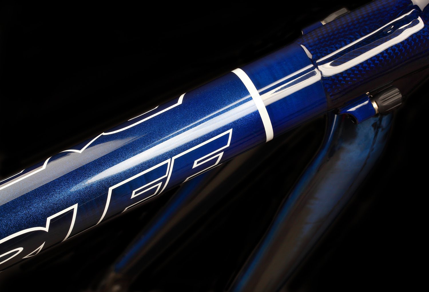 Parlee Z3 dressed in blue Above Category