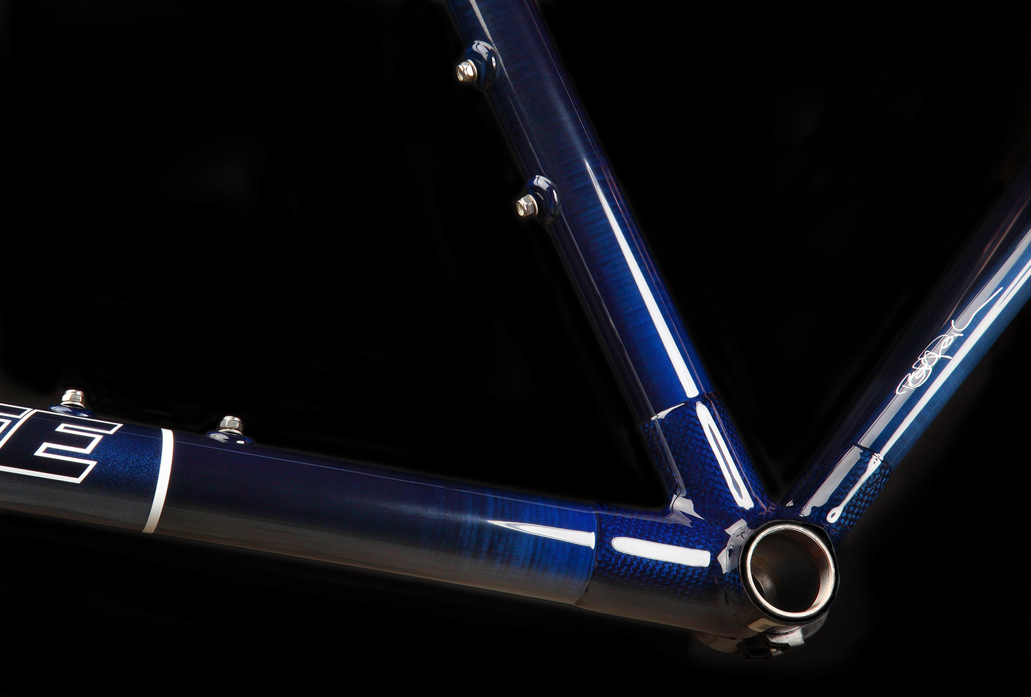 Parlee Z3 dressed in blue Above Category