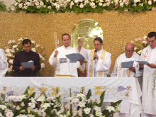 Monseñor ++Victor dando la bendición al final de la reunión Ecumenica.