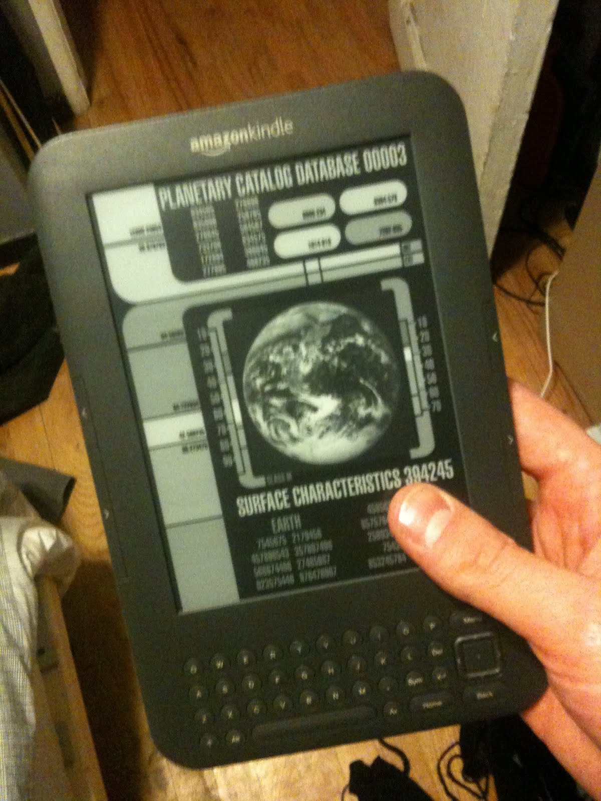 The Kindle goes to sleep normally but for some reason It does not display custom  screensavers so the screen keeps the last displayed image.