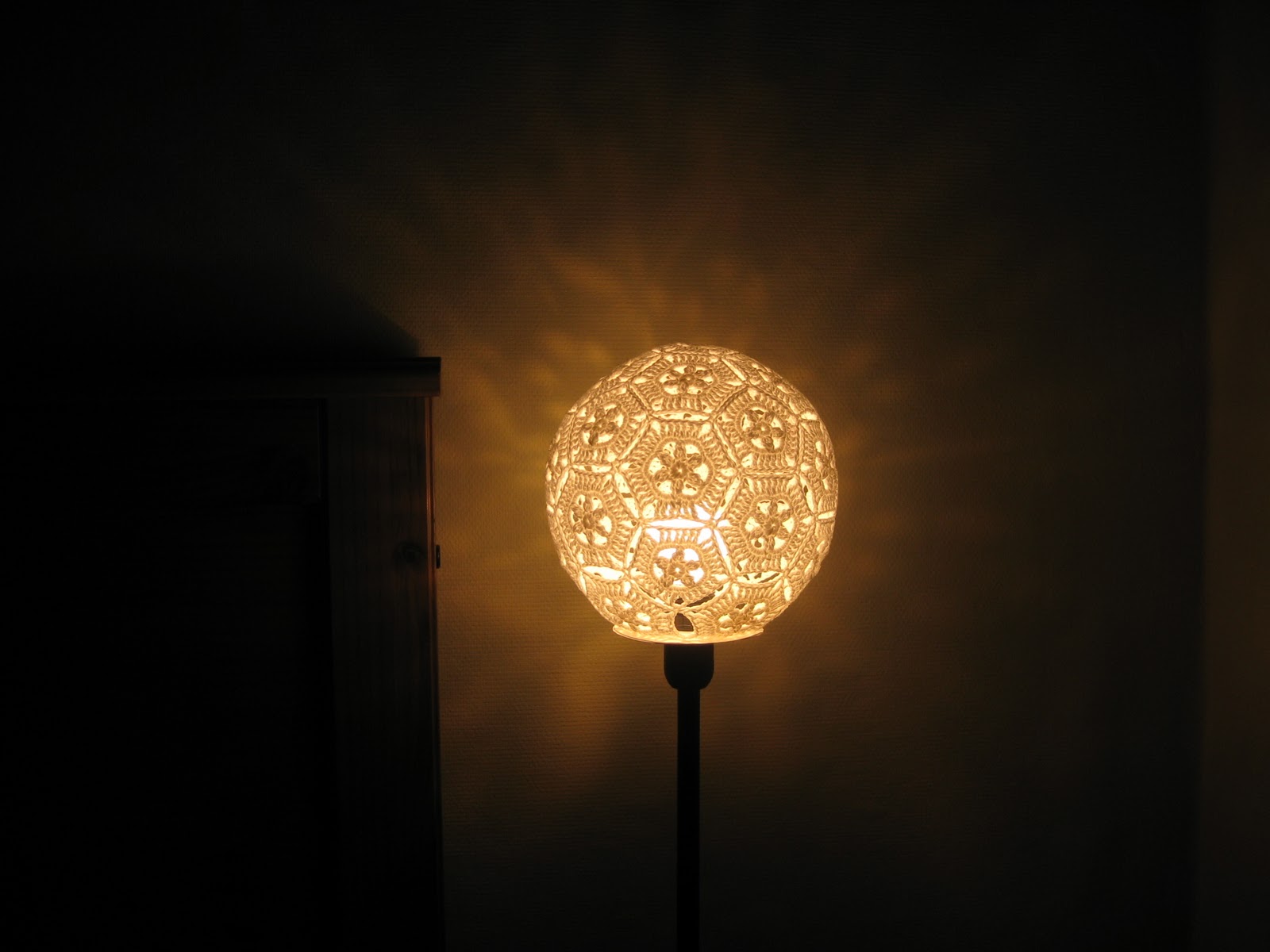 Ilkka: en alldeles rund virkad lampa