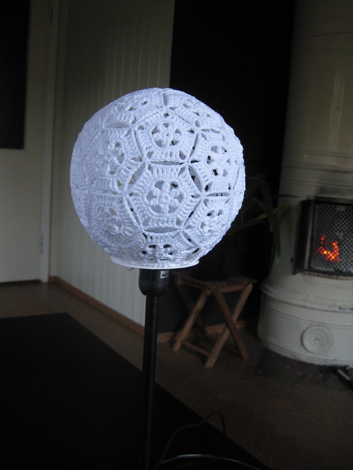 Ilkka: en alldeles rund virkad lampa