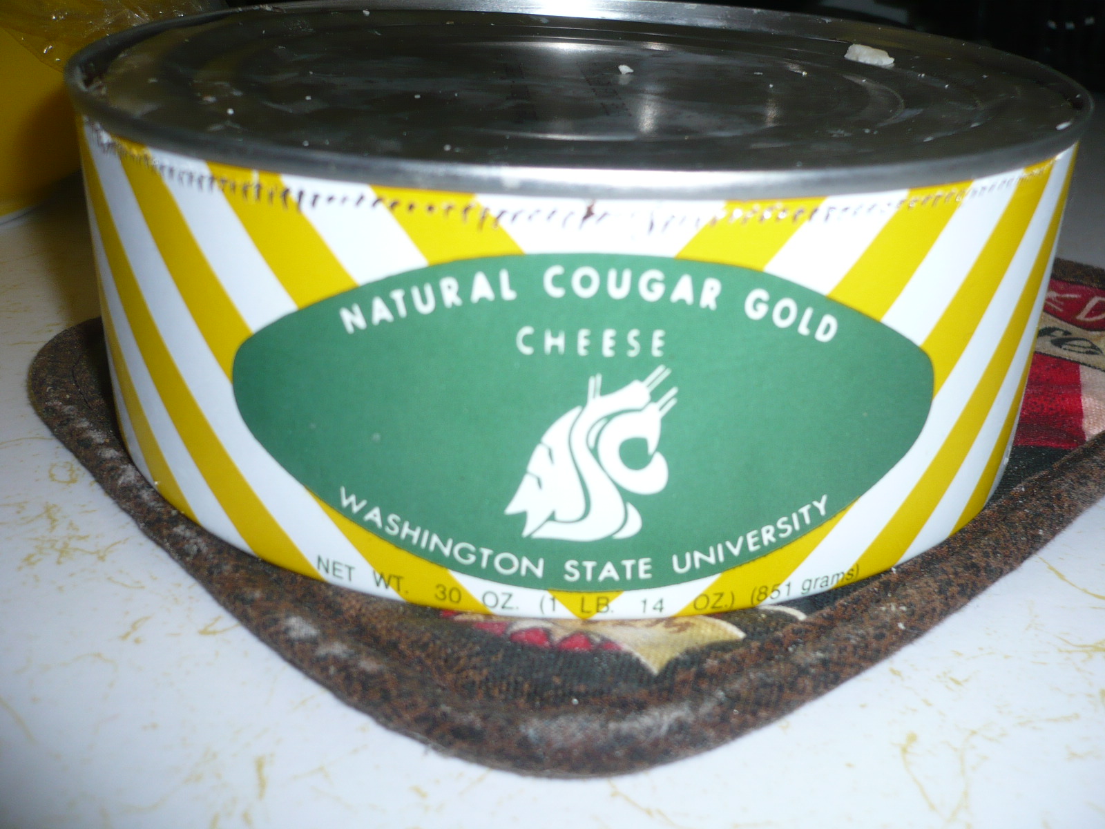 Who makes Cougar Gold cheese?