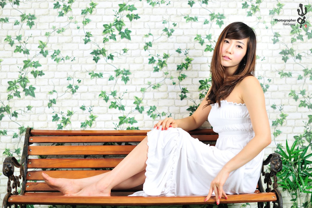 [gu-ji-sung-strapless-white-dress-17.jpg]