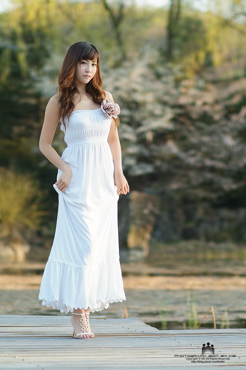 [gu-ji-sung-strapless-white-gown-05.jpg]