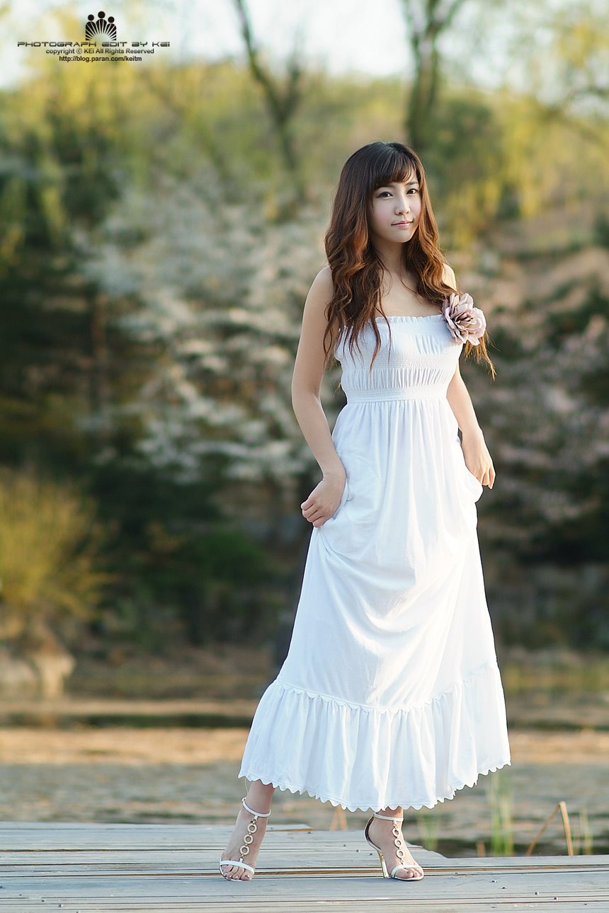 [gu-ji-sung-strapless-white-gown-06.jpg]