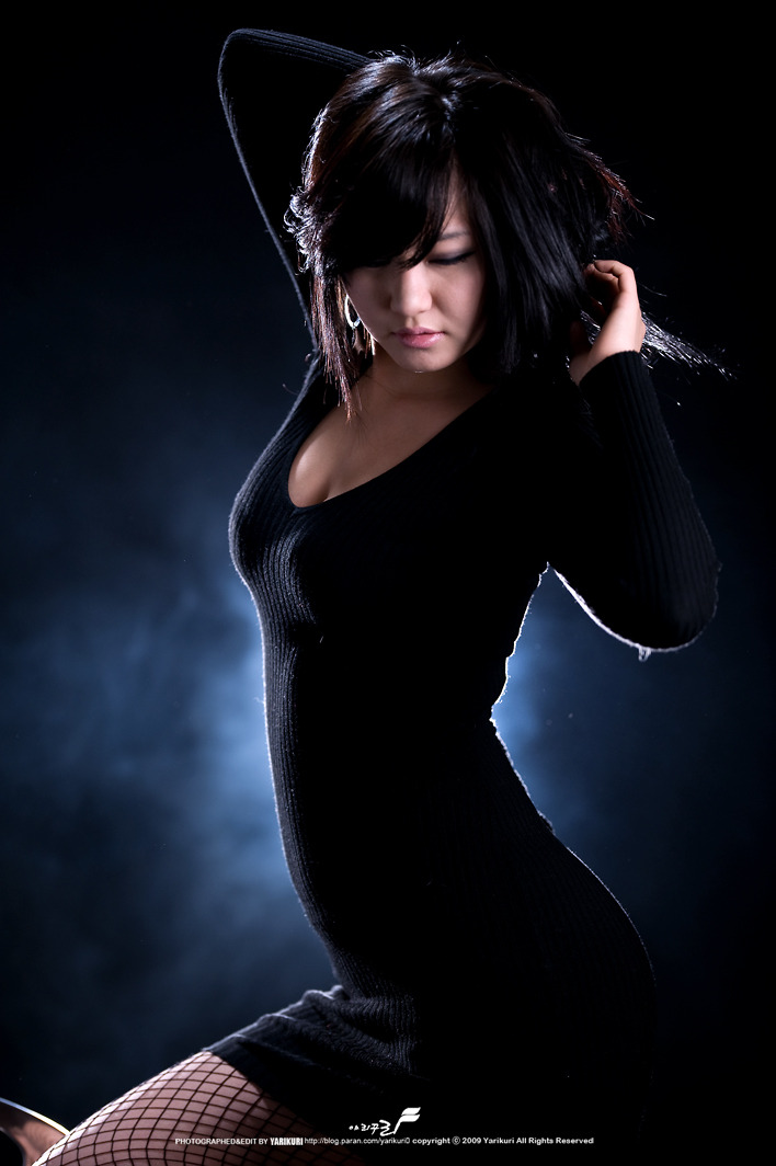 [ryu-ji-hye-black-ribbed-dress-07.jpg]