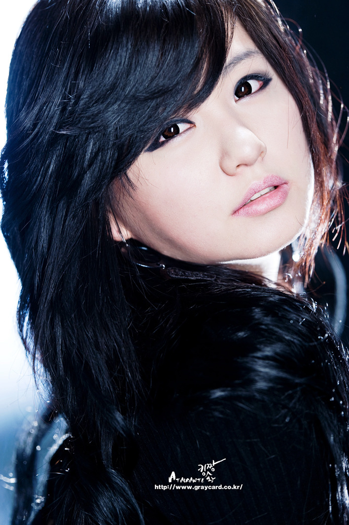 [ryu-ji-hye-black-ribbed-dress-05.jpg]