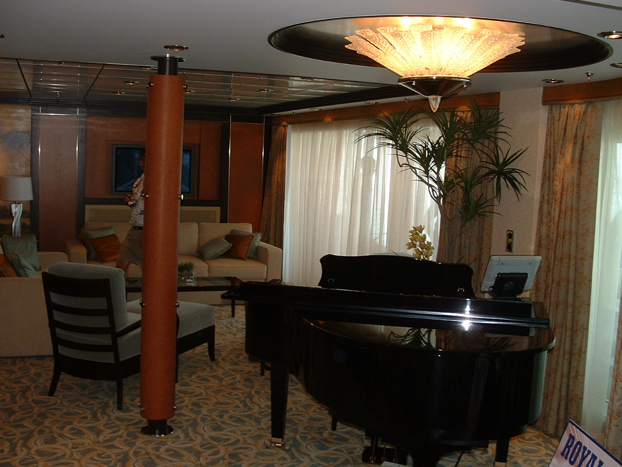 [Freedoom+of+the+Seas+royal+suite+living+room.JPG]