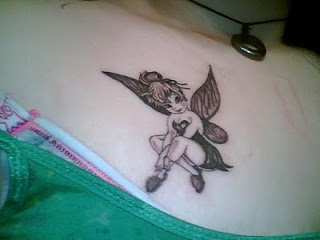 Tatoo feminina fada em peito