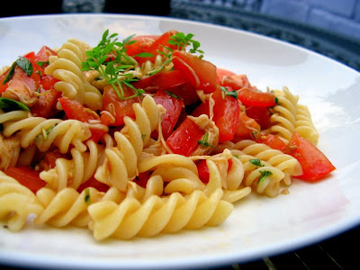 http://3.bp.blogspot.com/_EAWnkGaBSl0/SLWX_YPyXXI/AAAAAAAAAz8/zcnMp1lo294/s400/macerated+tomato+garlic+pasta_800x600.jpg