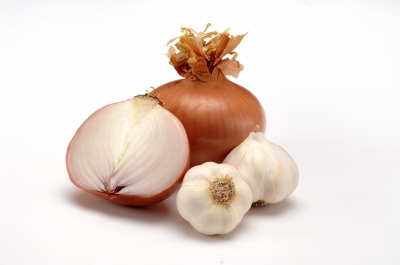 10 أطعمة لمكافحة الرشح والإنفلونزا .... Onion+and+garlic