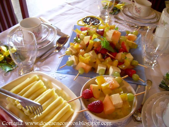 [Fruit+Sticks+CafePaulaMesaFrutas.JPG]