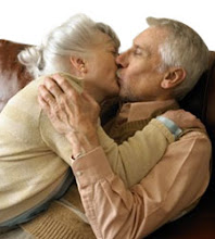 ¡Qué lindo, los abuelos se besan !