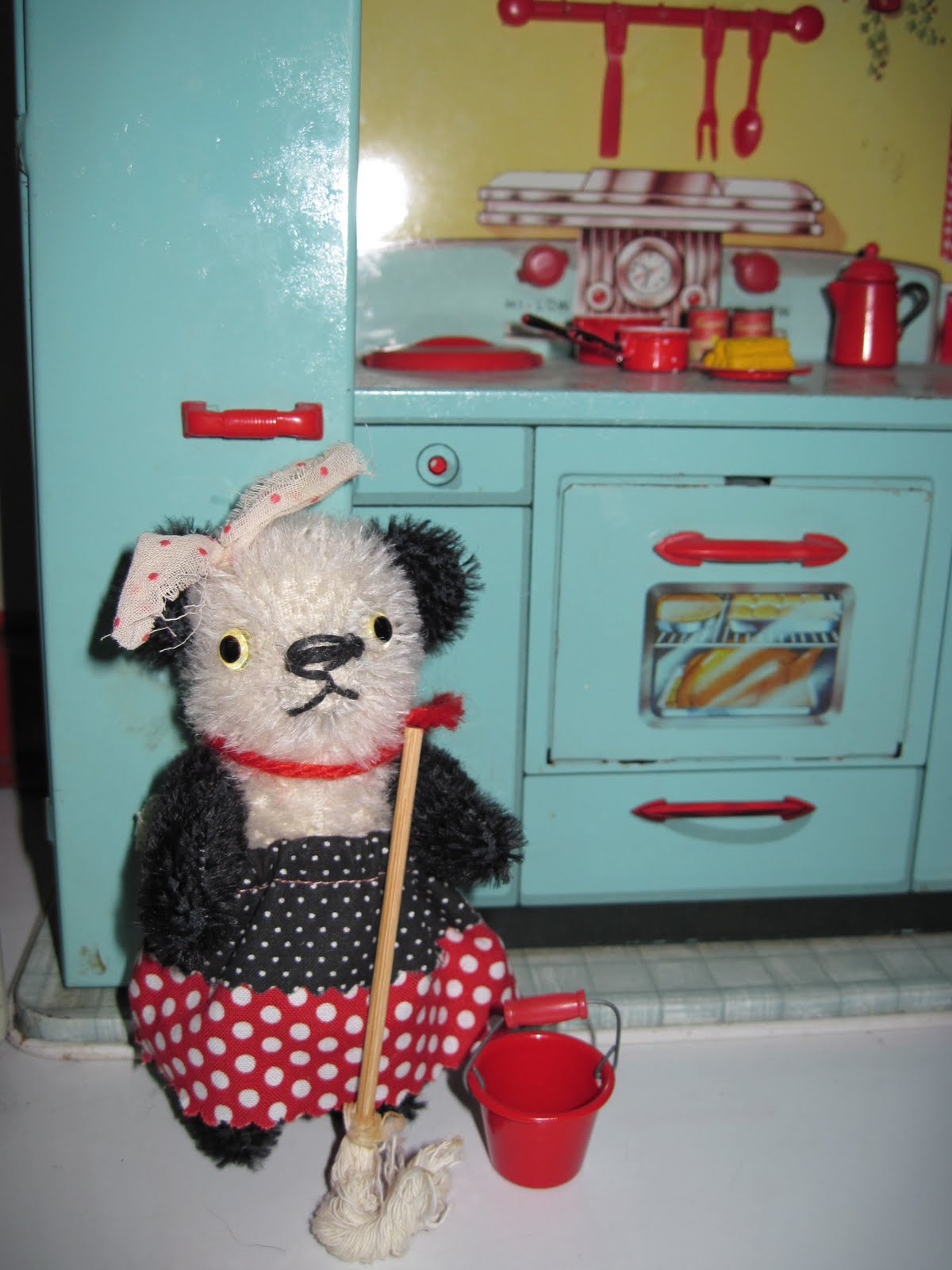 [peng+peng+panda+in+kitchen.JPG]