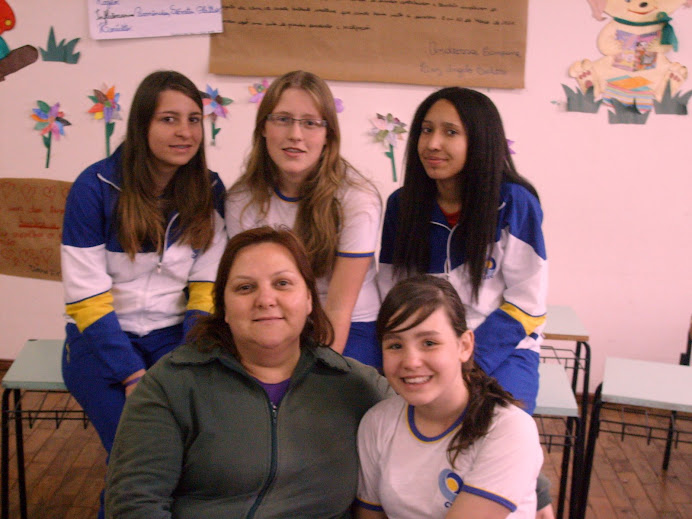 Meninas com a professora Maria Cristiane ( Chica )
