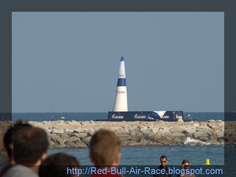 [Red-Bull-Air-Race-avion-impactando-en-cuadro-azul-3.jpg]