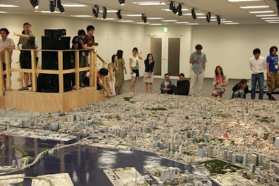 Google マップ 5 周年記念イベントの「巨大都市模型」の様子を示す画像。